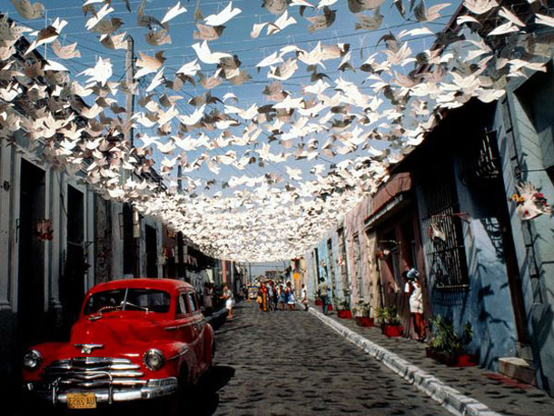 Карнавал Santiago de Cuba, улица, украшенная бумажными птицами