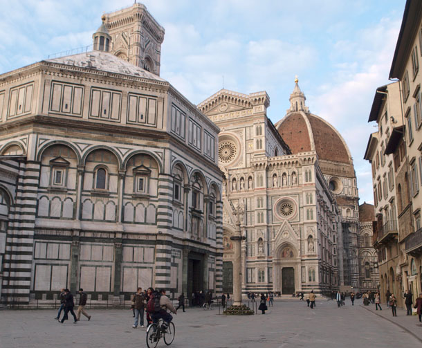 Город Флоренция - площадь Дуомо с главным собором и самым старым зданием - Баптистерием